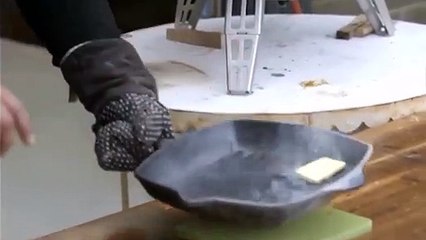 Ce chef met le feu à la poêle avant de cuisiner.. fou rire !