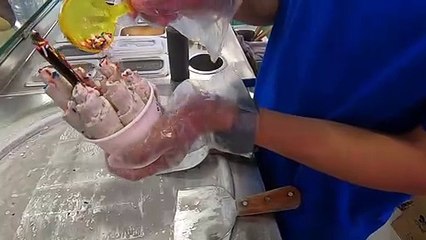 Il a le coup de main pour faire des glaces à n’importe quel goût !