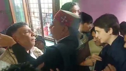प्रियंका गांधी मेरठ आईं, वहीं आपस में भिड़ गए कांग्रेसी, खूब हुई हाथापाई, देखें वीडियो