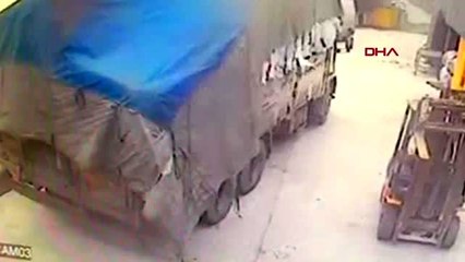 Arnavutköy'de üzerine kumaş balyaları devrilen kişi öldü; olay anı kamerda