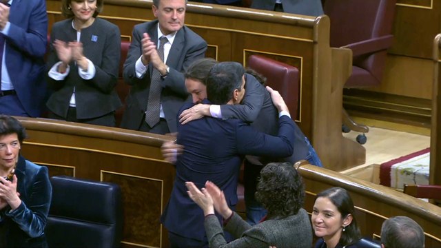 Pedro Sánchez y Pablo Iglesias se funden en un abrazo en el hemiciclo