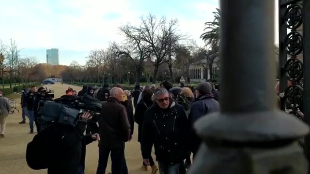 Manifestantes fuerzan un acceso del parque de la Ciutadella para concentrarse ante el Parlament