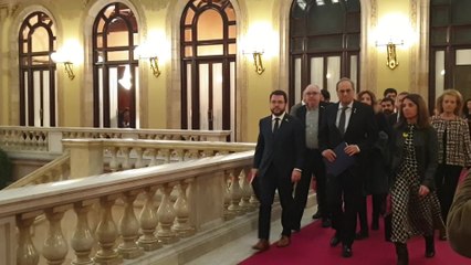Torra y el Govern se dirigen al pleno entre aplausos