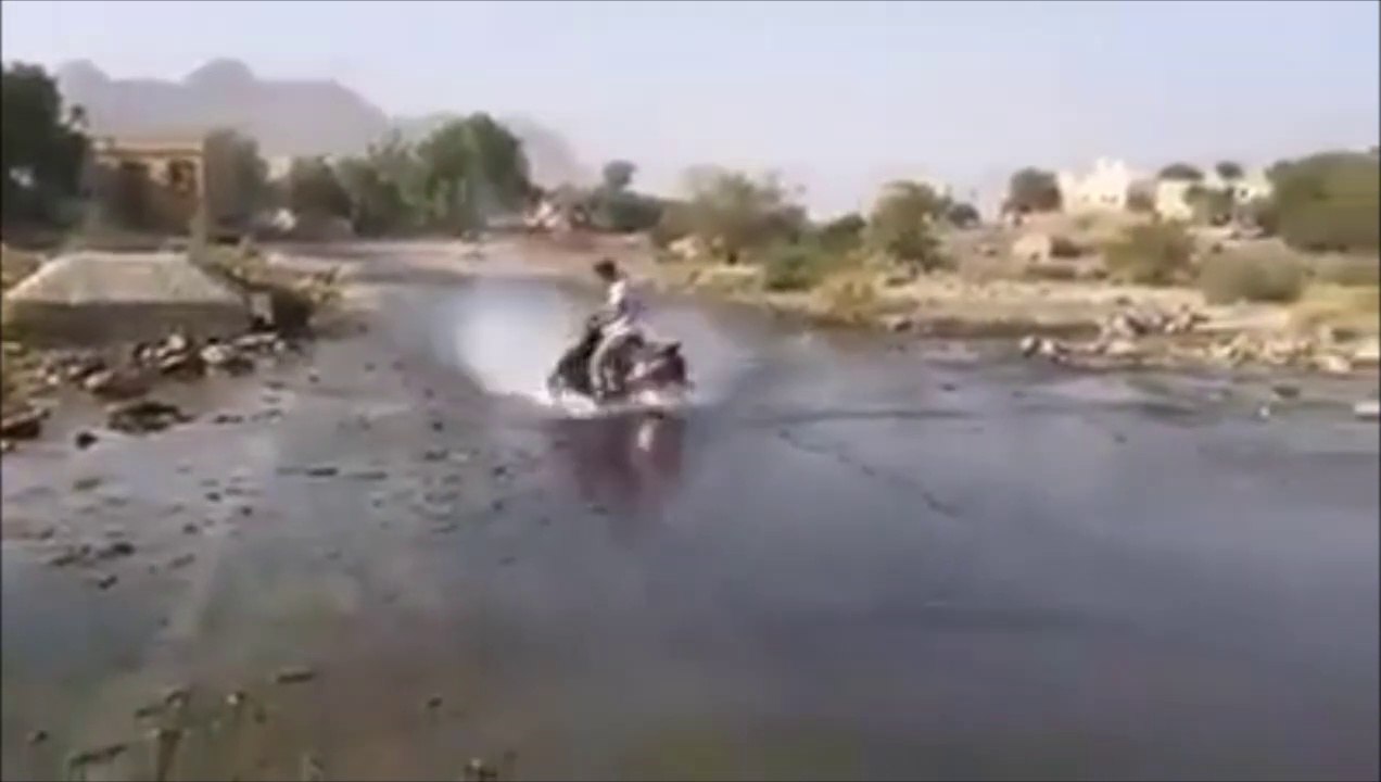 Ce jeune en scooter maitrise les dérapages à la perfection... fou