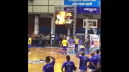 Il marque un but incroyable en futsal