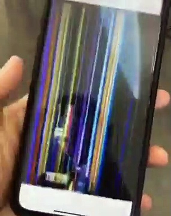 Il fait la blague du téléphone cassé à son pote et c'est très efficace