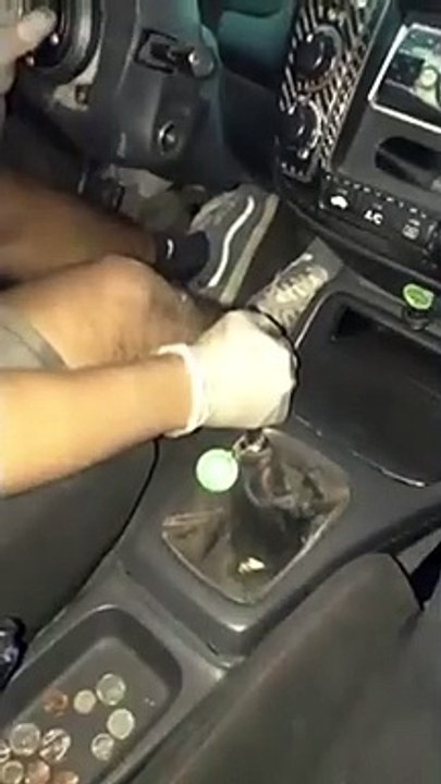 Il a un peu trop poussé le moteur de sa voiture !! Ah non