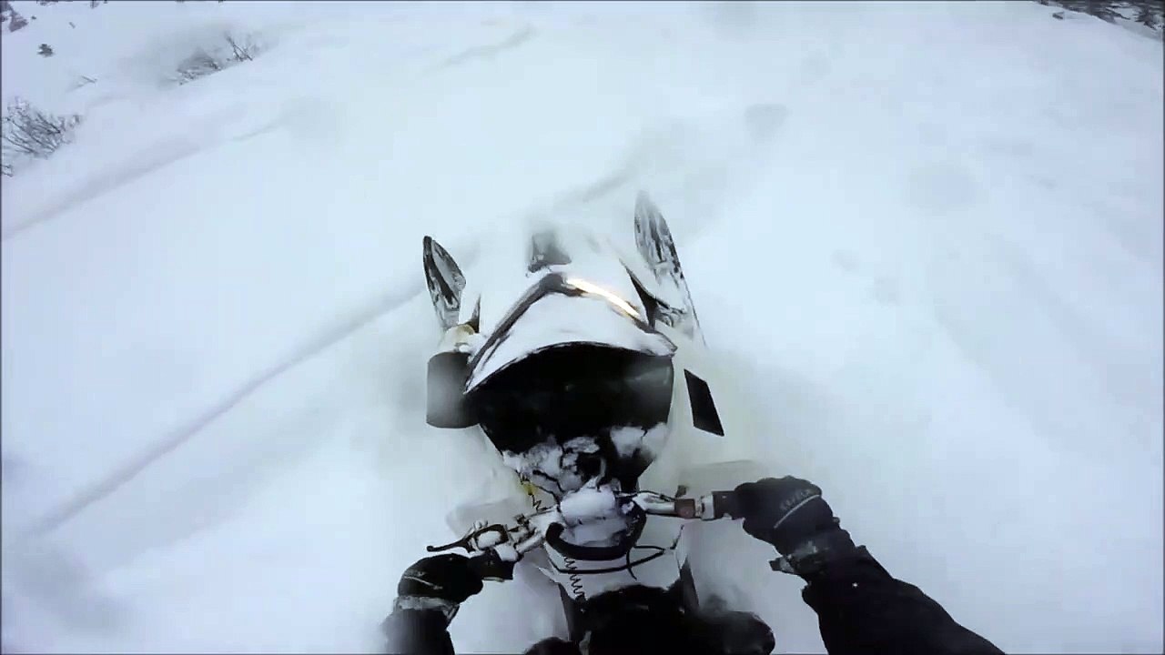 Un homme en motoneige déclenche une avalanche et se retrouve enseveli