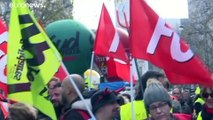 Après un mois de grève, les opposants à la réforme des retraites manifestent à nouveau à Paris