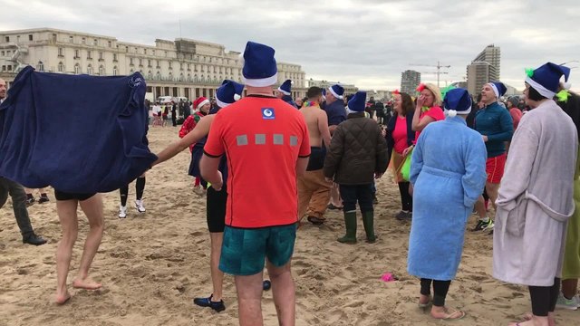 Le traditionnel plongeon du Nouvel An a attiré 4.750 courageux baigneurs à Ostende
