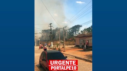 Incêndio atinge área de mata próxima a casas no Bairro Quilombo II em Palmares