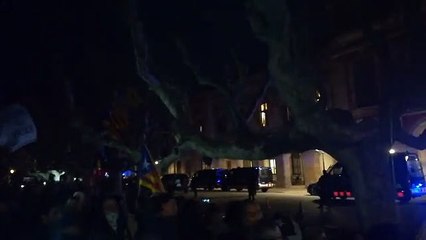 Pitos, abucheos y gritos de "botiflers" a ERC por parte de independentistas a las puertas del Parlament