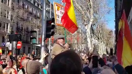 El hombre reducido en Ferraz, vitoreado por los manifestantes contra Sánchez