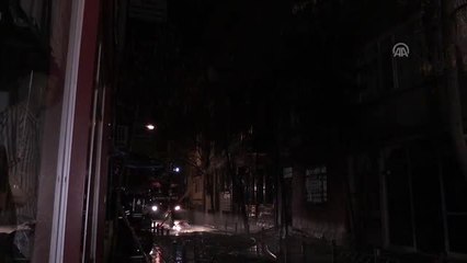 Bakırköy'de metruk binada çıkan yangın söndürüldü (2)