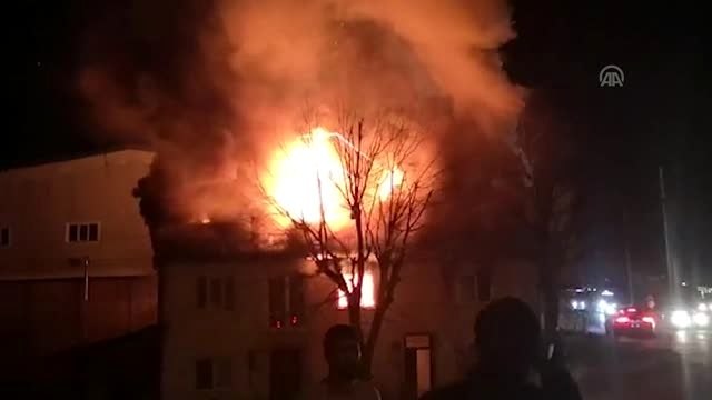 İki katlı bina yangında kullanılamaz hale geldi