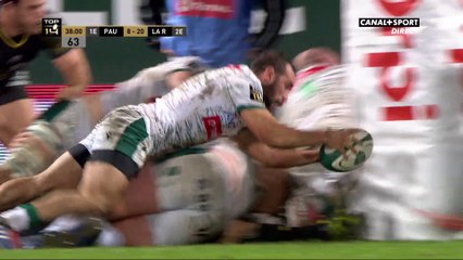 Samuel Marques au pied du poteau pour Pau - Top 14