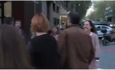 "¡Qué cagadón!": La reportera que se cuela donde no debía para hacer una encuesta callejera