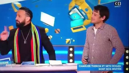 Este presentador se pasa de listillo y besa sin su consentimiento a Charlize Theron y la actriz le deja en ridículo en directo