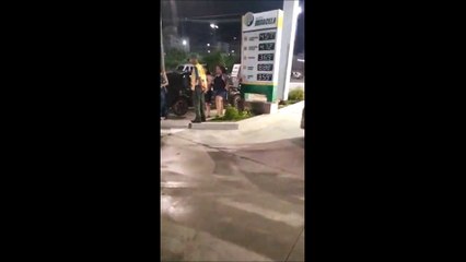 Carros têm pneu furado em buraco na Rodovia Norte Sul, em Jardim Camburi