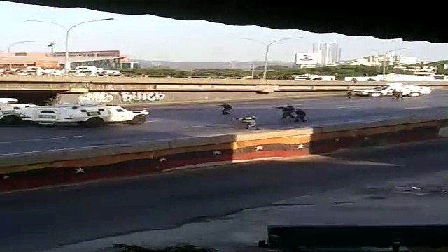 El momento en el que los militares de Guaidó someten a otros leales al chavismo