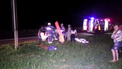 Veículo atinge mureta e quatro pessoas ficam feridas na BR-277