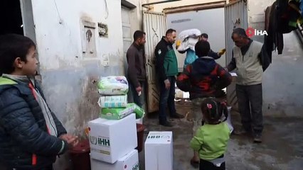 İdlib'ten kaçan siviller çadırlarda barınmaya çalışıyor