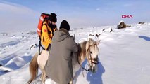 Erzurum sağlık ekibi, atla geldikleri köydeki hastayı kızakla götürdü