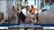 Petugas dan Warga Gotong Royong Bersihkan Sisa Banjir di Pondok Pinang