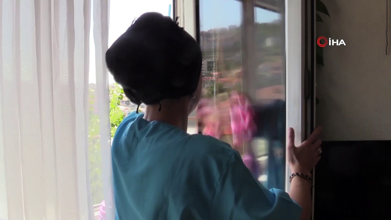 Kar, kış demeden kapı dolaşıp yaşlıların evini temizliyorlar, kişisel bakımlarını bile yapıyorlar