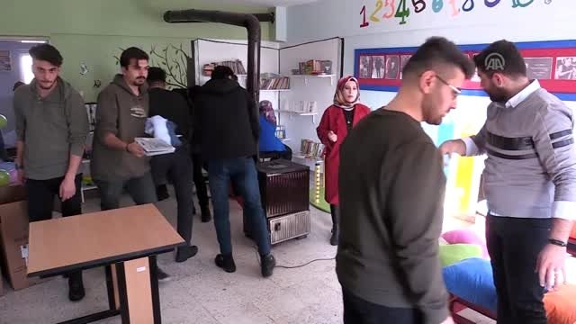 Üniversiteli gençler kırsaldaki çocuklara kitap ve hayvan sevgisi aşılıyor