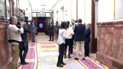 Abascal abandona el hemiciclo durante el discurso de Bildu