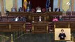 Adolfo Suárez sigue de espaldas el discurso de los proetarras en la sesión de investidura