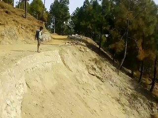 देखै ऊचे चट्टानो से कैसे कूदता है ये पहाड़ी भाई का कमाल