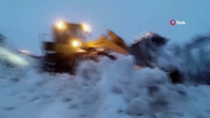 Ekipler kapalı köy yollarını açmak için seferber oldu