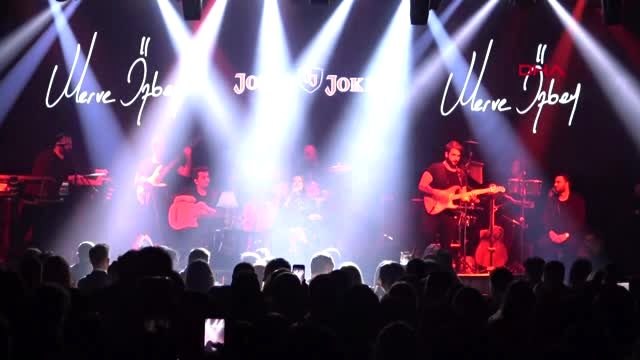 Bursa ayak parmağında kırık olan merve özbey'den bursa konseri