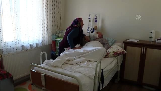 Felçli eşine tek başına bakan kadının tekerlekli sandalye sevinci