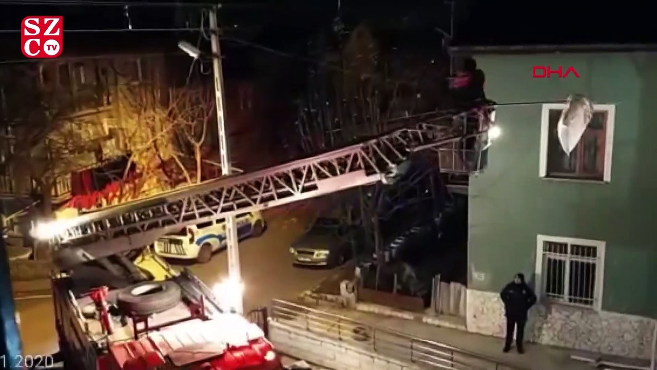 Balkonda mahsur kalan kediyi kurtarma operasyonu