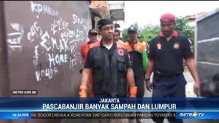 Gubernur Anies Ikut Kerja Bakti Bersihkan Sisa Banjir di Kampung Makassar