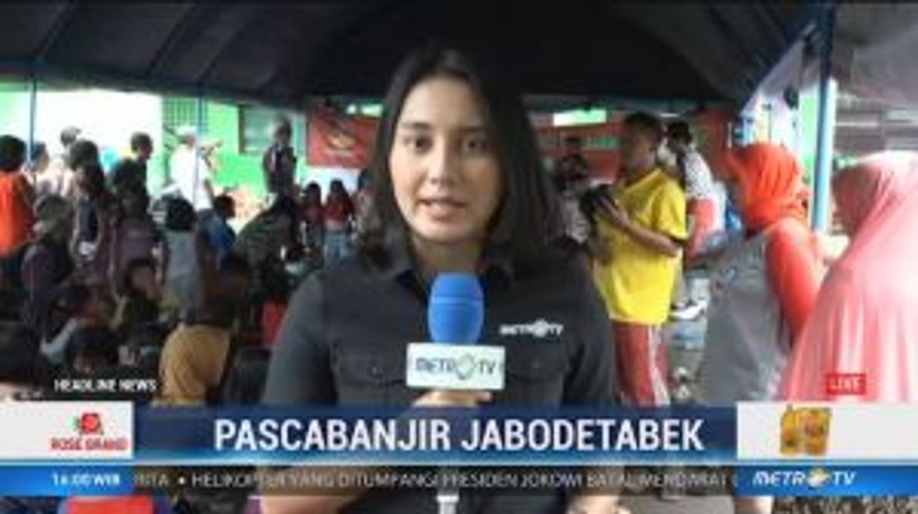 Warga di Komplek IKPN Bintaro Bersihkan Lumpur Sisa Banjir