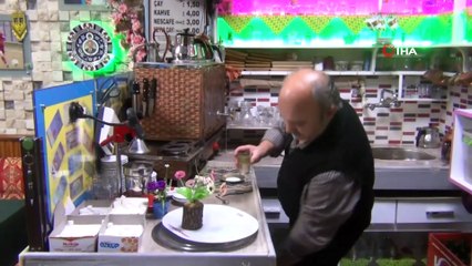 Bu kıraathaneye ilk defa gelen müşteri neye uğradığını şaşırıyor