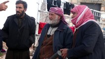 İdlib'deki bombardımandan evlerinin toprağını öpüp kaçtılar (2) - İDLİB