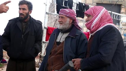 İdlib'deki bombardımandan evlerinin toprağını öpüp kaçtılar (2) - İDLİB