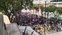 Çinli tüccarları protesto eden göstericilere polis müdahale etti (1) - HONG