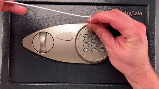 Cet homme réussit à ouvrir un coffre en 5 secondes en utilisant un cintre.
