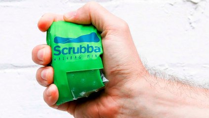 Así es la lavadora que cabe en la palma de tu mano y sirve también como funda para el móvil