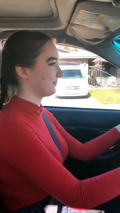 Insolite : cette fille voulait chanter tout en conduisant mais l’interlude trop long gâche toute l’ambiance.