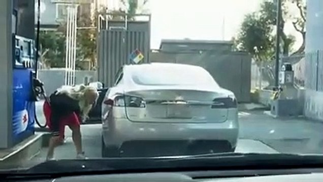Elle veut faire le plein d'essence d'une Tesla électrique !