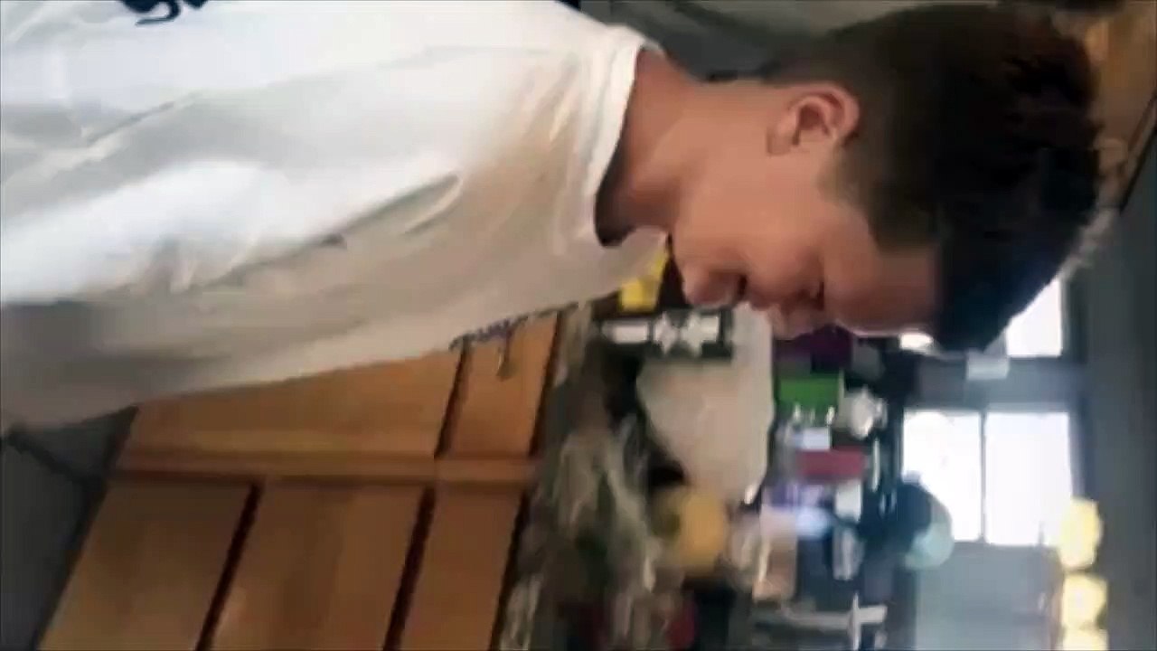 Coup de soleil : il imprime son visage dans le ventre de son pote !