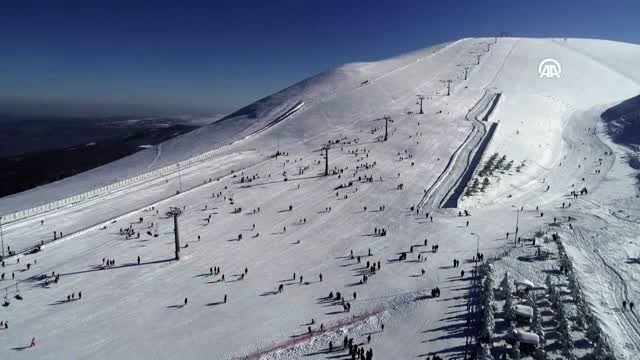 Akdağ Kayak Merkezi'nde güneşli havada kayak keyfi