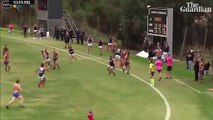 Un valiente jugador de fútbol australiano salva a esta niña de 2 años que se coló en el campo en pleno partido
